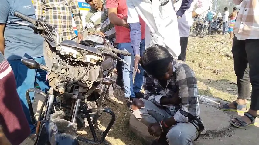 Bike-Moped collision near Sudama Estate, Ankleshwar; One Injured