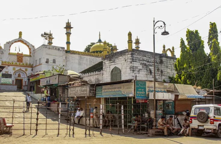 Aurangzeb’s tomb in Chhatrapati Sambhajinagar turns ‘no-drone zone’ 