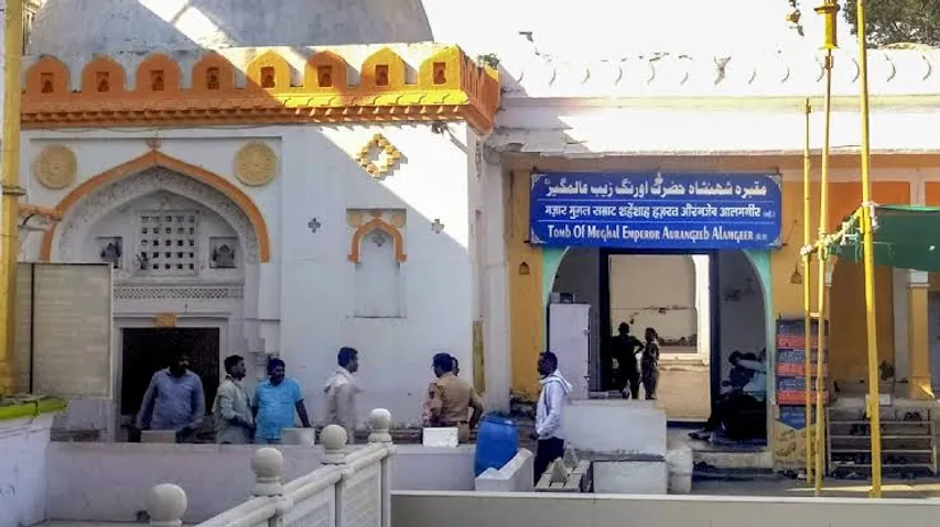 Aurangzeb’s Tomb in Chhatrapati Sambhajinagar covered, visitors not allowed to perform rituals