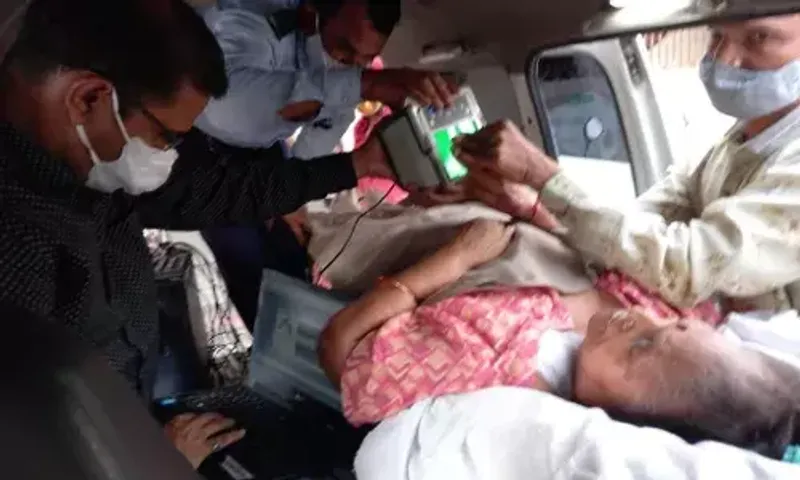 Unique incident of Aadhaar Card entry of a lady inside the ambulance at Vasti Ganatari office in Vadodara