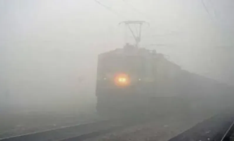 Dense fog engulfs Delhi, delays 26 trains due to low visibility