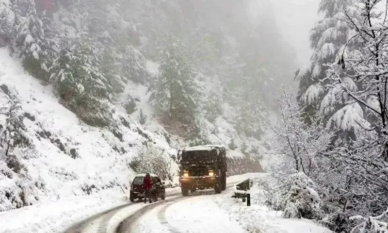 Flight operations delayed at Srinagar airport amid heavy snowfall