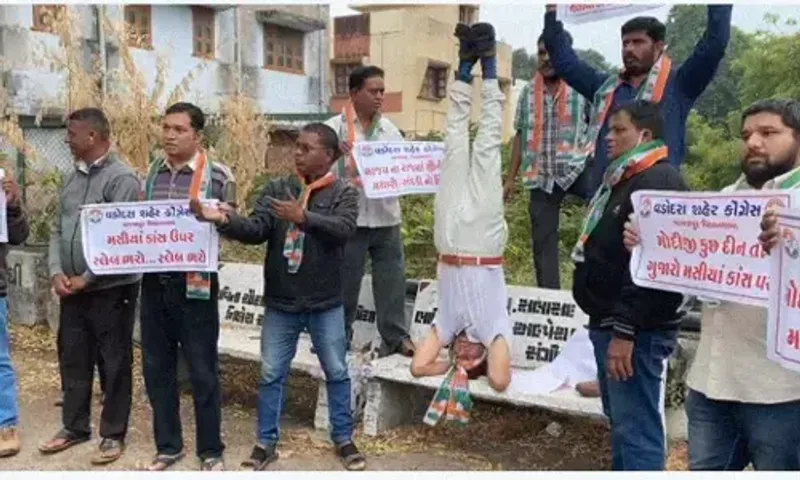 Unique protest by Vadodara Congress in view of mosquito menace at Masiya Storm water drain passing from Lalbaug