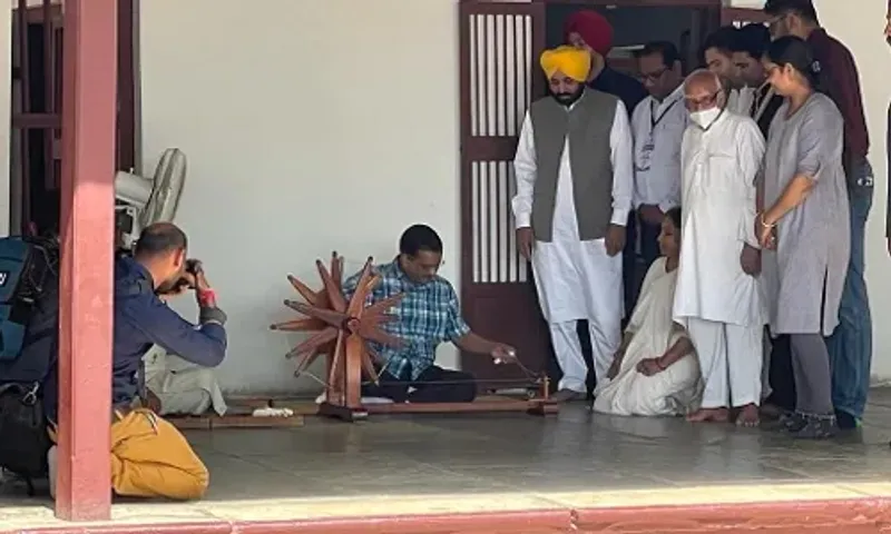 Ahmedabad: Arvind Kejriwal, Bhagwant Mann visit Sabarmati Ashram