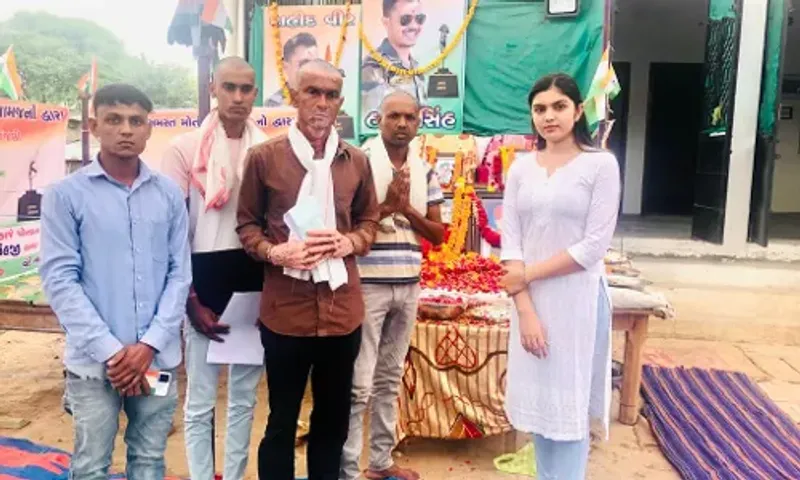 Nadiad girl Vidhi Jadhav visited the family of martyr Harishsinh Parmar of Vanzaria and sent her condolences