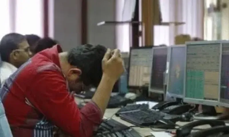 Markets fall for 5th day; Sensex cracks 817 points in early trade