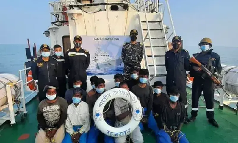 Indian Coast Guard apprehends Pakistani fishing boat