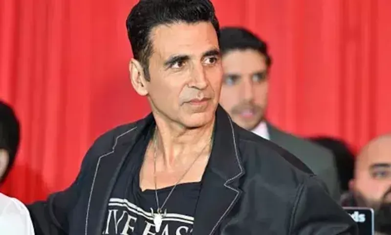 Netizens criticise Akshay Kumar's new ad for tobacco brand, remind him of his decision to 'step back'