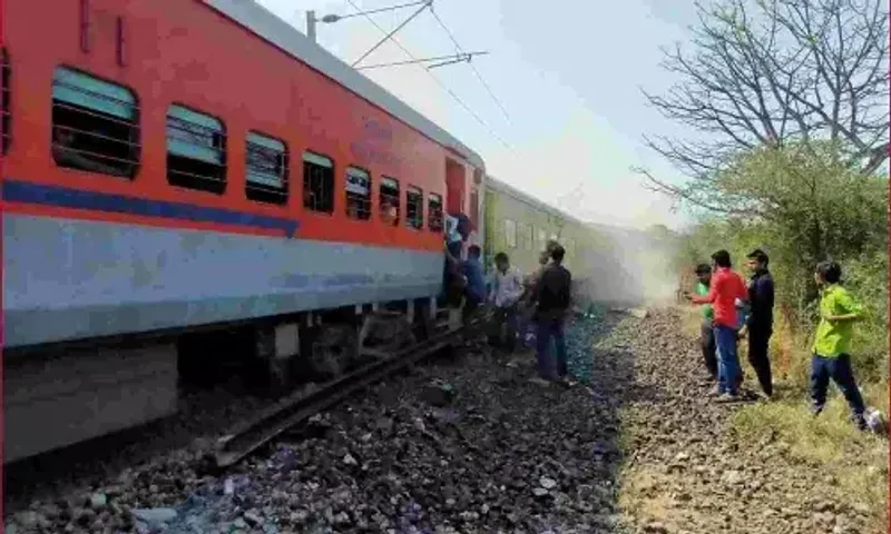 11 coaches of LTT – Jaynagar Pawan Express derail in Maharashtra