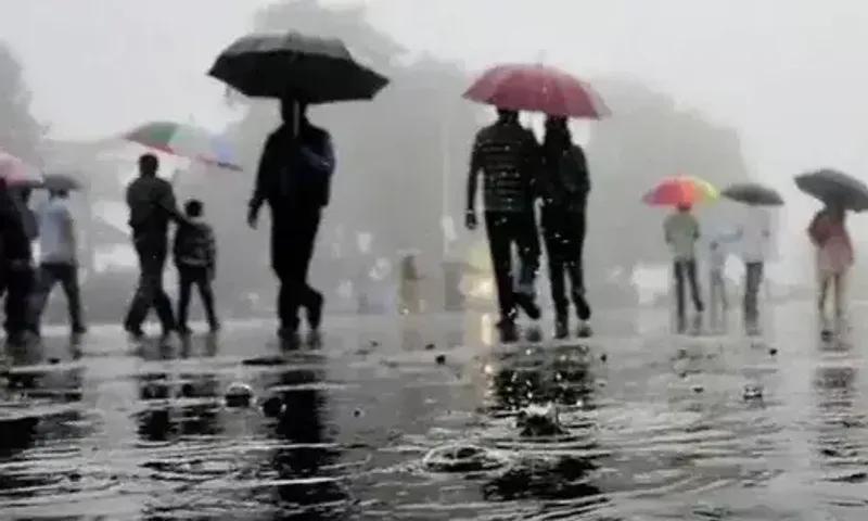 IMD warns of heavy rain in Mumbai, adjoining areas during the weekend