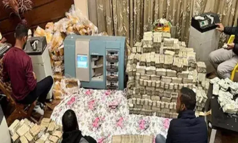 In a tax raid, a UP businessman's home was raided and 150 crore (and counting)