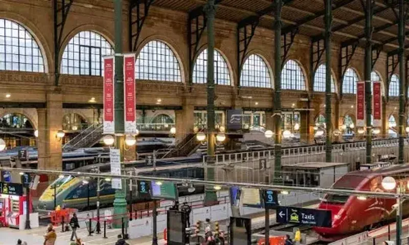 Several hurt in Paris station attack, attacker 'neutralised'