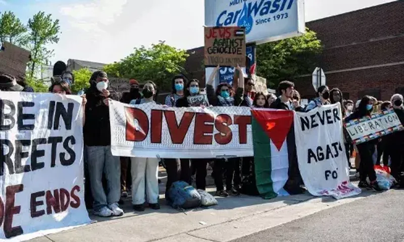 Israel-Hamas war protesters temporarily take over building on University of Chicago campus