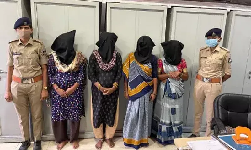 Vadodara rural LCB caught the women Sansi gang of MP involved in cheating people outside banks, atm and post offices