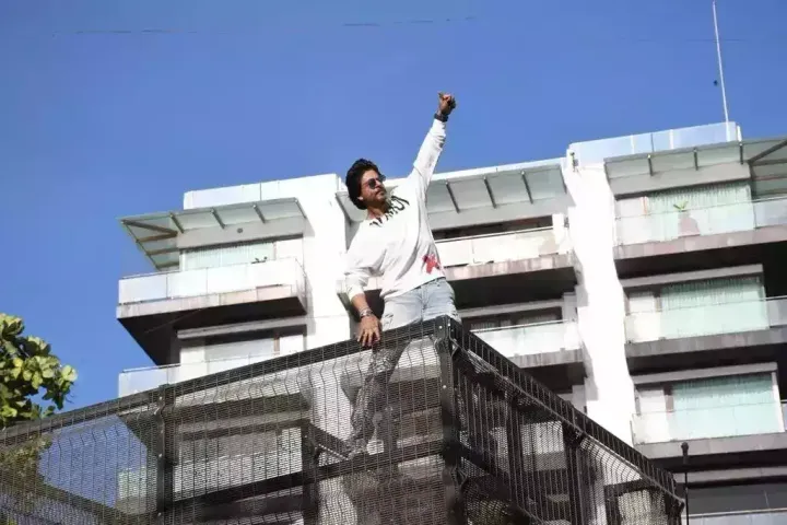 Shah Rukh Khan does 'Pathaan' hook step on Mannat balcony to celebrate TV premiere