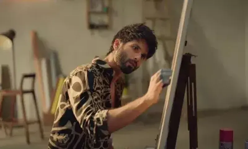 Fans hail 'con artist' Shahid Kapoor for his performance in new Farzi promo