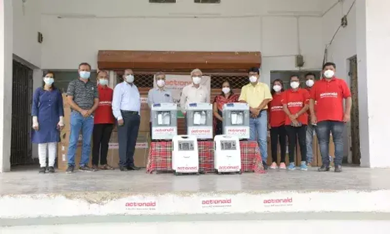 Vadodara Collector accepted the donation of 30 oxygen concentrator devices