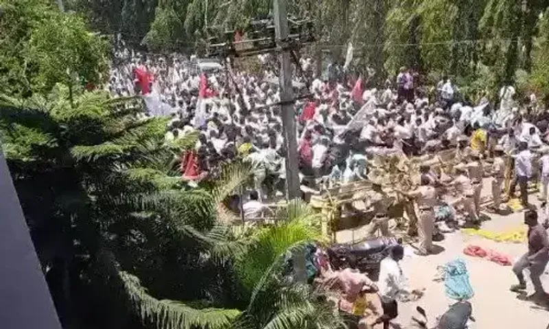 Karnataka: Banjara community stages massive protest outside Yediyurappa's house