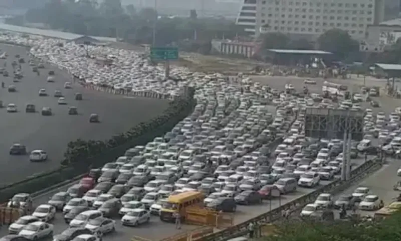 Massive traffic seen at Gurugram Border amid Bharat Bandh