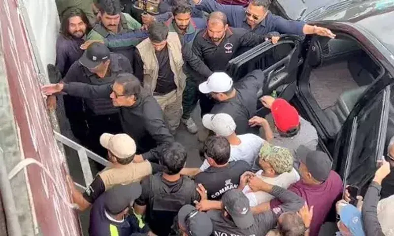 Pakistan: PTI workers gather in front of Imran Khan's house to stop his arrest