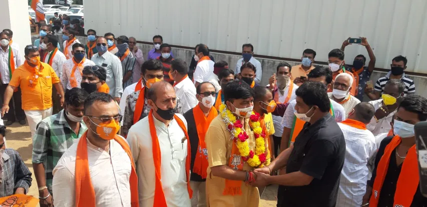 Social distancing rules flouted during nomination filing by Karjan BJP candidate Akshay Patel