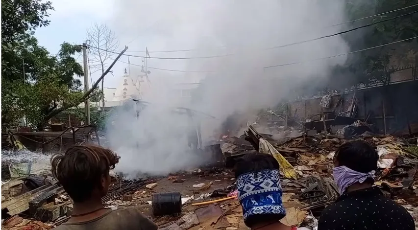 Fire started in encroachment materials removed by VMSS near Chhani TP 13