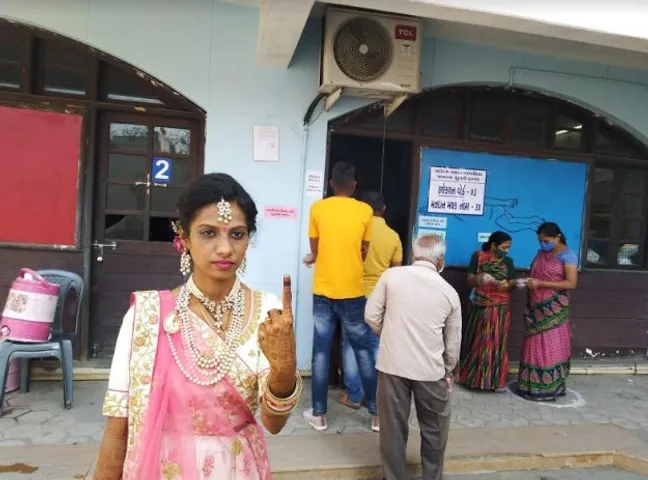 Bride in Vadodara cast her vote first before marriage