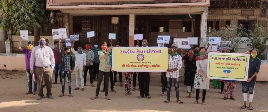 NSS volunteers voting awareness message in Chandod