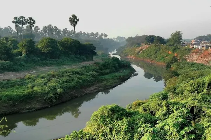 Youth jumped inside Vishwamitri river bridge passing near Kalaghoda in Vadodara