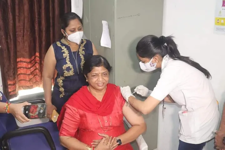 Vadodara MP Ranjan Bhatt get vaccinated