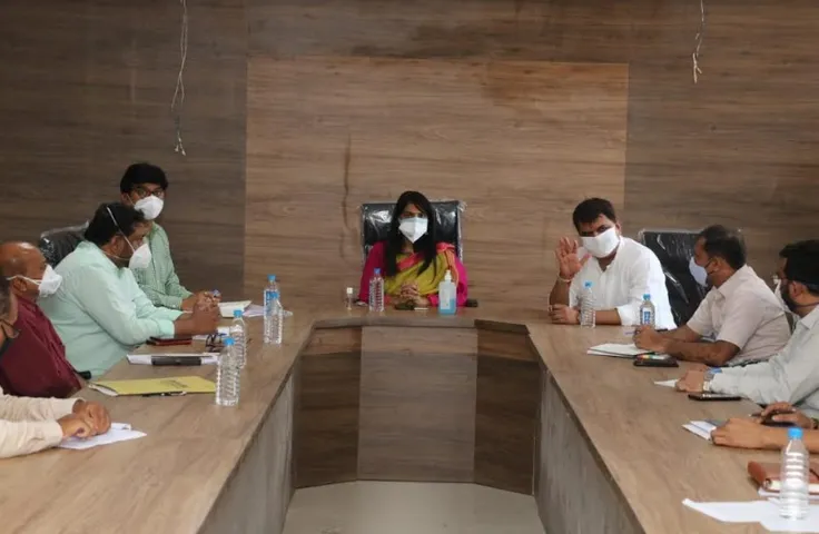 Vadodara district Collector visits Savli and intensively involved private hospitals in covid treatment