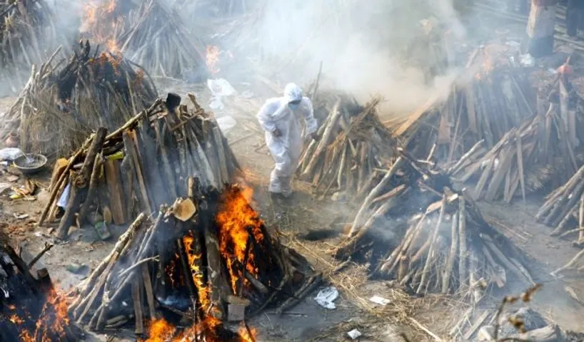 Delhi Police helps people in performing last rites of COVID-19 victims