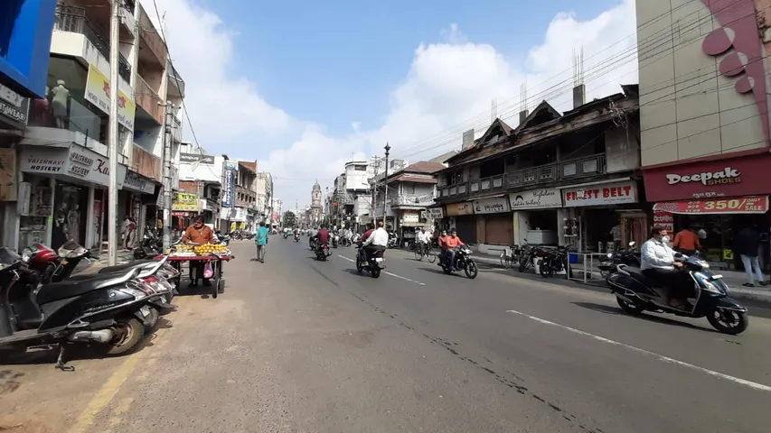 Markets in Vadodara buzzing once again after the 23 day mini lockdown