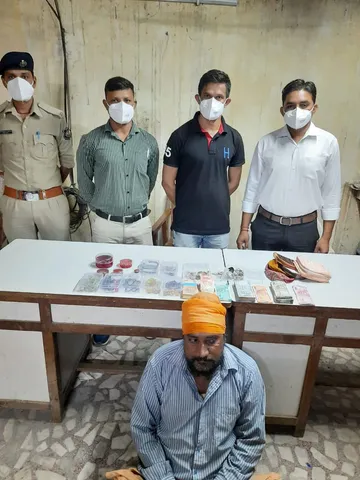 Vadodara Laxmipura police nabbed a member of the Sikligar gang involved in burglaries in various areas of city