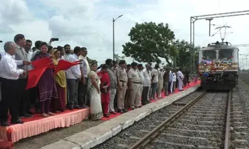 જામનગર : અલિયાવાડા રેલ્વે સ્ટેશને બંધ કરાયેલ સૌરાષ્ટ્ર મેલ ટ્રેનને ફરી સ્ટોપેજ આપતા લોકોમાં ખુશી...