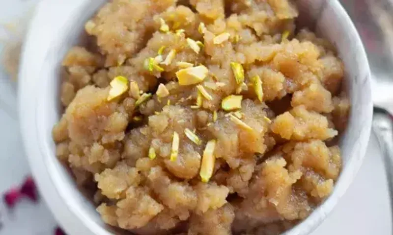 જો તમને પણ મંદિરમાં બનતા પ્રસાદ જેવો સ્વાદ જોઈતો હોય તો, આ લોટનો હલવો બનાવવાની રેસીપી અજમાવો.