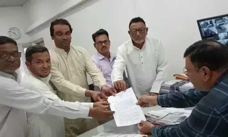 ભરૂચ : નવરાત્રી અને ઇદે-મિલાદ પૂર્વે બિસ્માર માર્ગોના સમારકામ સહિતની માંગોને લઈ વિપક્ષનું પાલિકાને આવેદન
