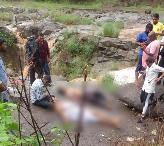 ભરૂચ : ઝઘડીયાના આંબા ખાડી નજીક ધોધમાં ન્હાવા પડેલા 2 મિત્રોનું ડૂબી જતાં મોત...