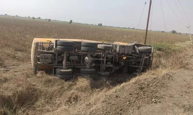 ભરૂચ : વાગરાના સુતરેલ ગામ પાસે ટેન્કર પલ્ટી માર્યું, છેલ્લા 24 કલાકમાં અકસ્માતની બીજી ઘટના...