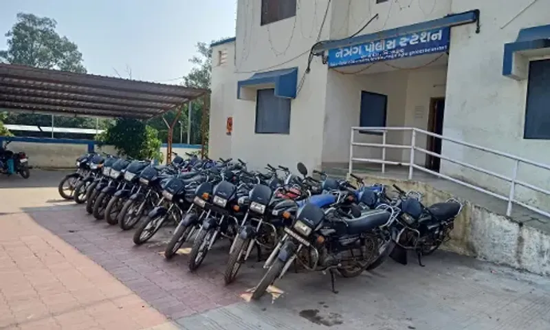 ભરૂચ: નેત્રંગ પોલીસના ત્રણ અલગ અલગ સ્થળોએ જુગારધામ પર દરોડા, 13 જુગારી ઝડપાયા