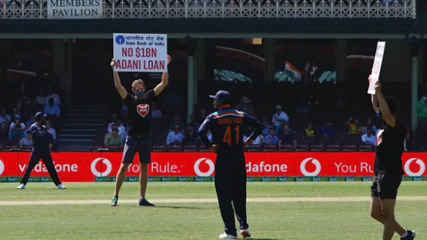 IND vs AUS: ચાલુ મેચમાં અદાણીનો વિરોધ, મેદાનમાં ઘુસી આવ્યા પ્રદર્શનકારીઓ