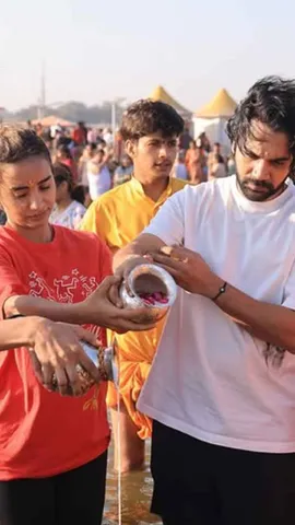 Rajkumar Rao and Patralekha reached Maha Kumbh, took holy bath at Triveni Sangam (1)