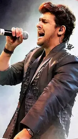 Sonu Nigam Gets Emotional Singing Mere Dholna For First Time On Stage (2)