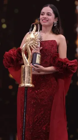 Nitanshi Goel star of Laapataa Ladies won the Best Actress trophy at IIFA Awards 2025 (1)