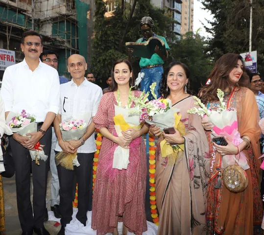 Vinayak Vispute, Asif Zakaria, Dia Mirza, Sangeeta Babani and Vahbbiz Dorabjee at the unveiling of Sangeeta Babani sculpture in Bandra