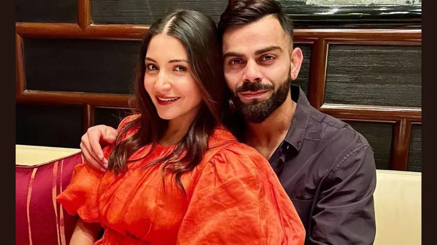 Virat Kohli poses with Anushka Sharma in cute pic