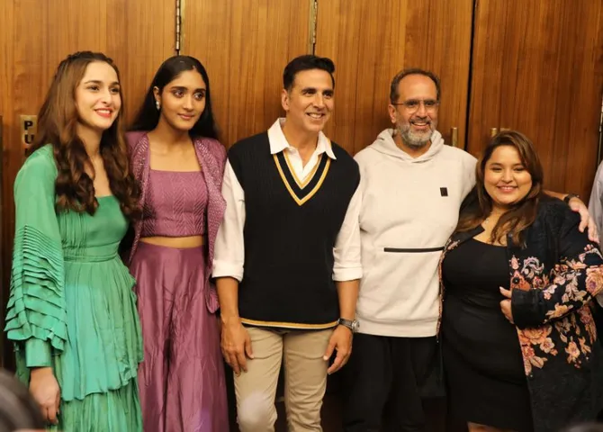 Akshay Kumar reached Indore with director Aanand L Rai and team to promote the film 'Raksha Bandhan'!