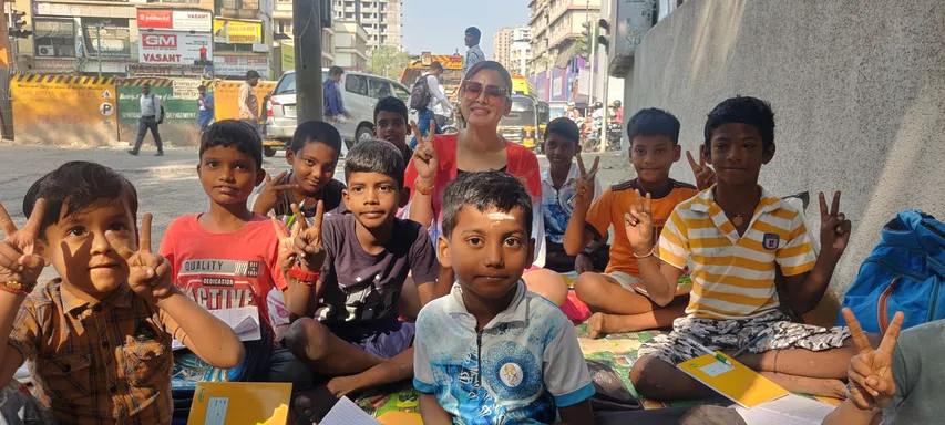 अभिनेत्री Kavya Keeran किताबें और पेन बांटते हुए सड़क पर रहने वाले बच्चों की मदद करती आई नज़र