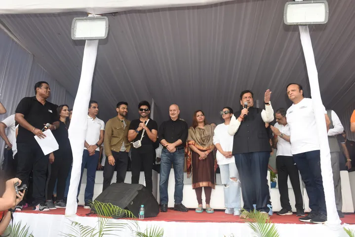 Cleanathon 2022 Amruta Fadnavis of Divyaj Foundation & Bhamla Foundation engages with MCGM for beach clean-up drive in Mumbai post Ganpati Visarjan!