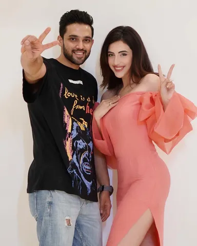 Samreen Kaur and Parth Samthaan ooze fire with their latest music video- Insaaf